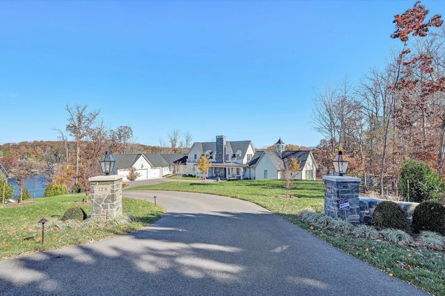 128 Oaklawn DR, Moneta, VA 24121