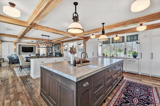 128 Oaklawn DR, Moneta, VA 24121