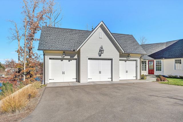 128 Oaklawn DR, Moneta, VA 24121