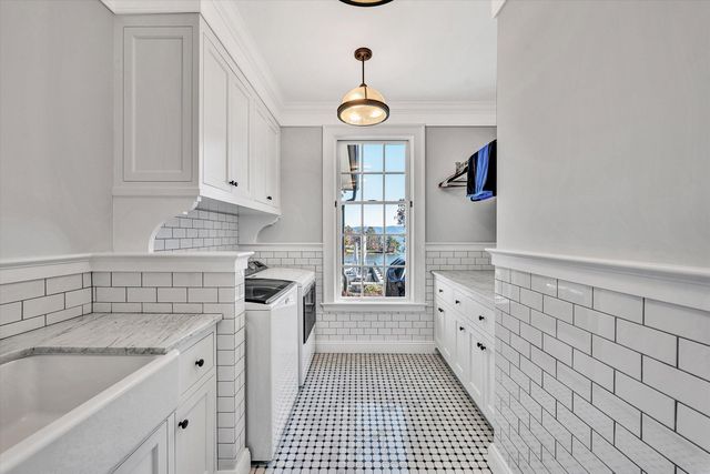 128 Oaklawn DR, Moneta, VA 24121