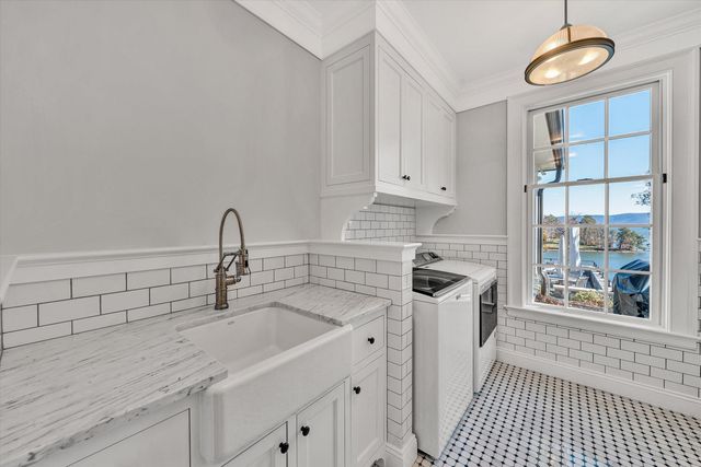 128 Oaklawn DR, Moneta, VA 24121