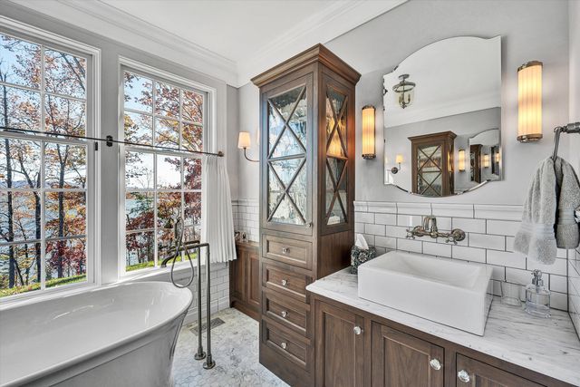 128 Oaklawn DR, Moneta, VA 24121