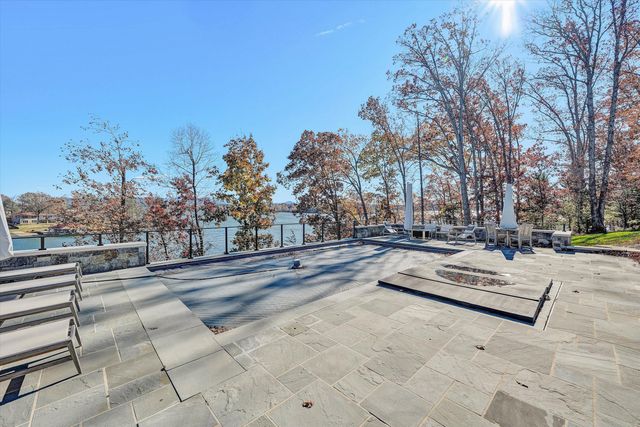 128 Oaklawn DR, Moneta, VA 24121