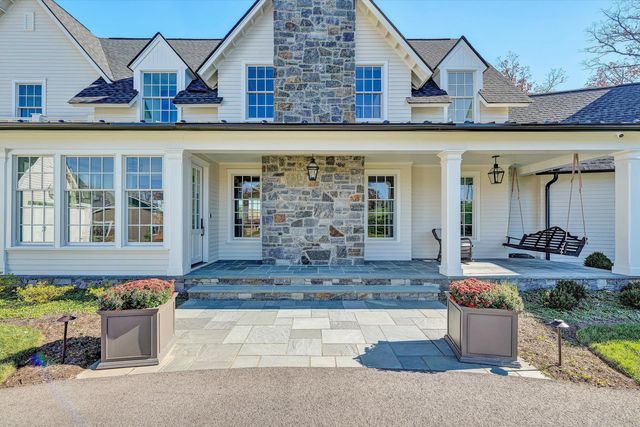 128 Oaklawn DR, Moneta, VA 24121