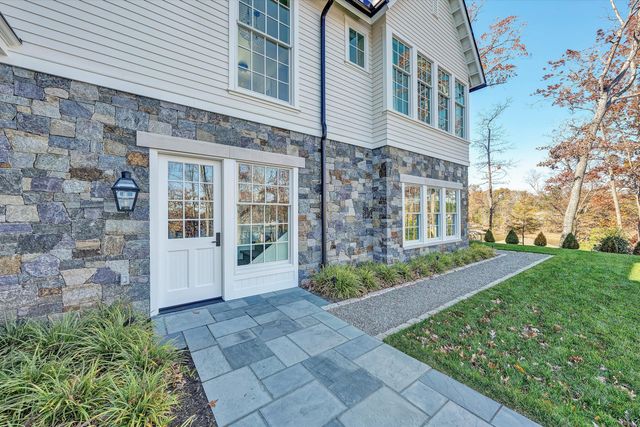 128 Oaklawn DR, Moneta, VA 24121