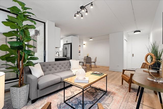 354 W Miner Street 1C, Arlington Heights, IL 60005