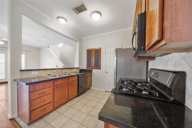 5821 Washington Avenue, Houston, TX 77007