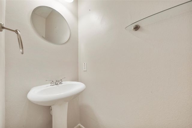 5821 Washington Avenue, Houston, TX 77007