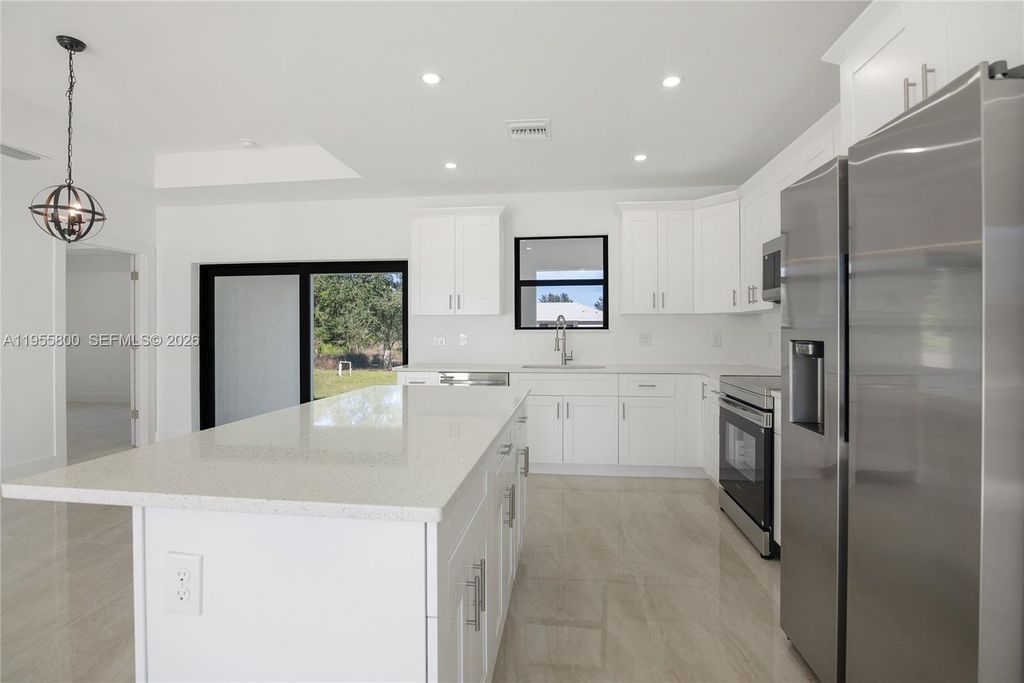 Image 6 of property listing at Address unavailable.