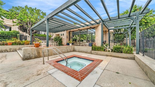 7137 Shoup Avenue 16, West Hills, CA 91307