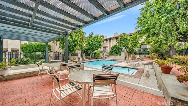 7137 Shoup Avenue 16, West Hills, CA 91307