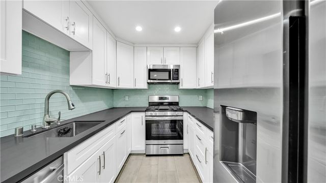 7137 Shoup Avenue 16, West Hills, CA 91307