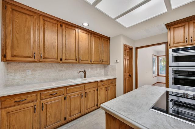 816 E Country View Circle, Fresno, CA 93730