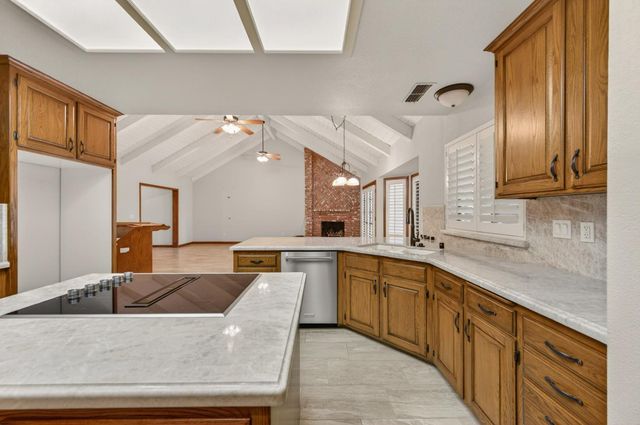 816 E Country View Circle, Fresno, CA 93730