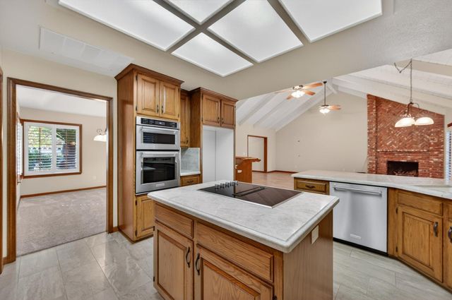 816 E Country View Circle, Fresno, CA 93730