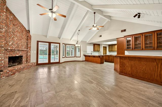 816 E Country View Circle, Fresno, CA 93730