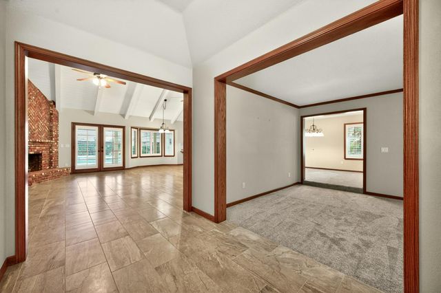 816 E Country View Circle, Fresno, CA 93730