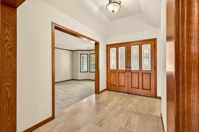 816 E Country View Circle, Fresno, CA 93730