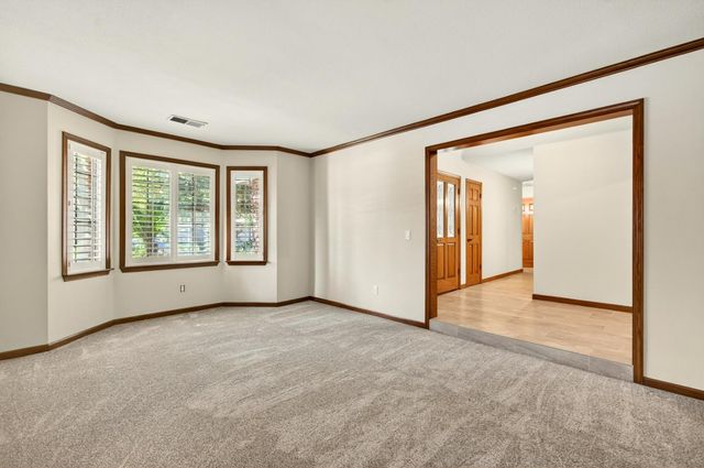 816 E Country View Circle, Fresno, CA 93730