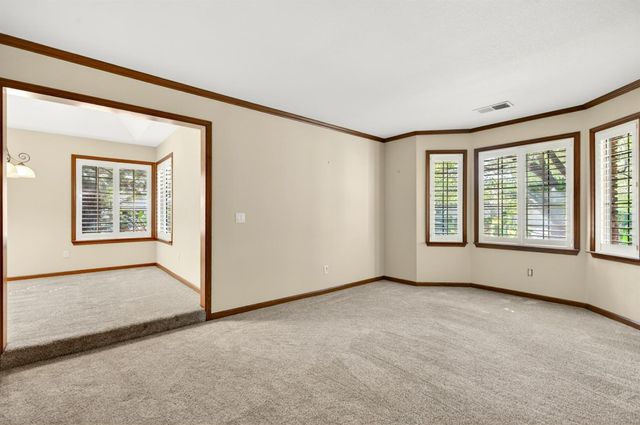 816 E Country View Circle, Fresno, CA 93730