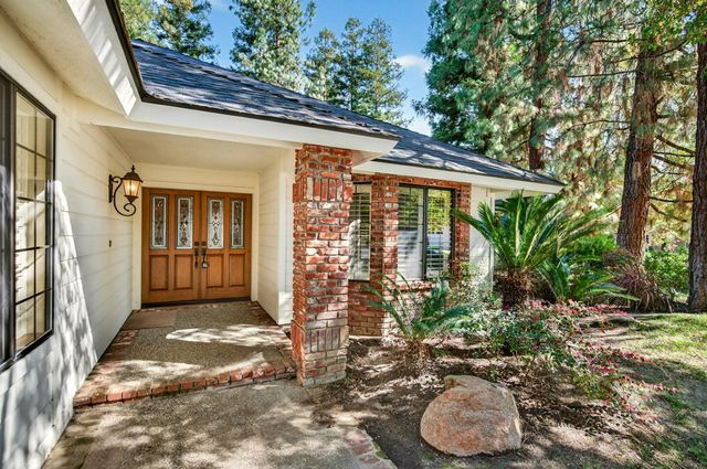 816 E Country View Circle, Fresno, CA 93730