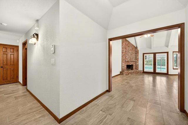 816 E Country View Circle, Fresno, CA 93730