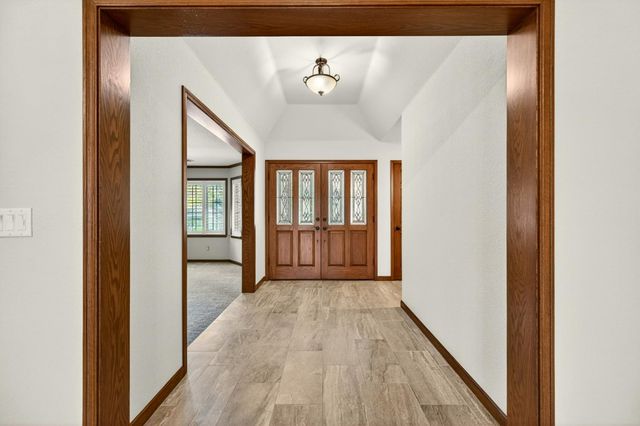 816 E Country View Circle, Fresno, CA 93730