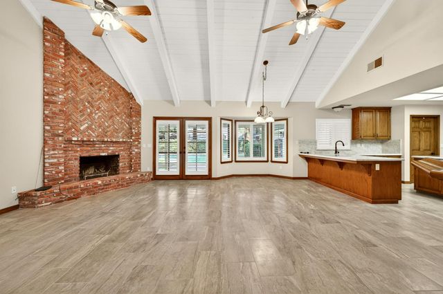 816 E Country View Circle, Fresno, CA 93730