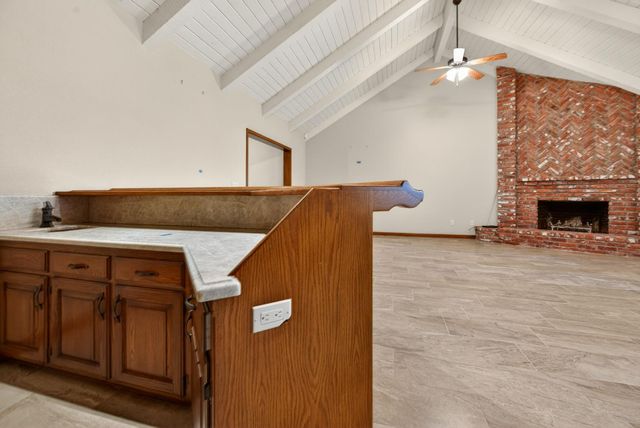 816 E Country View Circle, Fresno, CA 93730