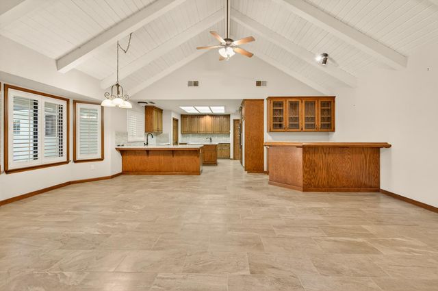 816 E Country View Circle, Fresno, CA 93730