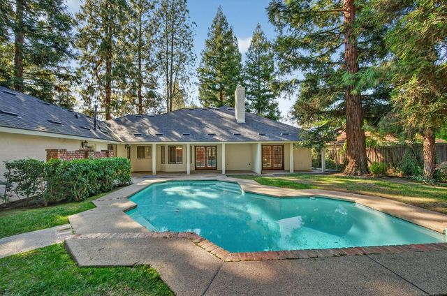 816 E Country View Circle, Fresno, CA 93730