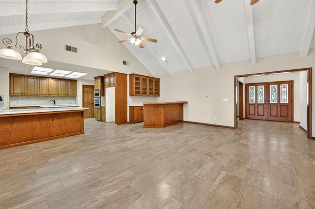 816 E Country View Circle, Fresno, CA 93730