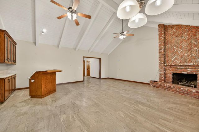 816 E Country View Circle, Fresno, CA 93730