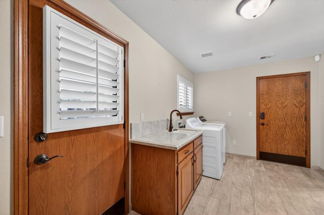 816 E Country View Circle, Fresno, CA 93730