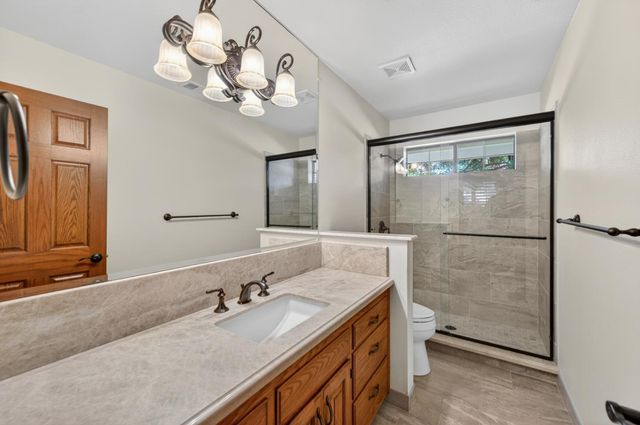 816 E Country View Circle, Fresno, CA 93730