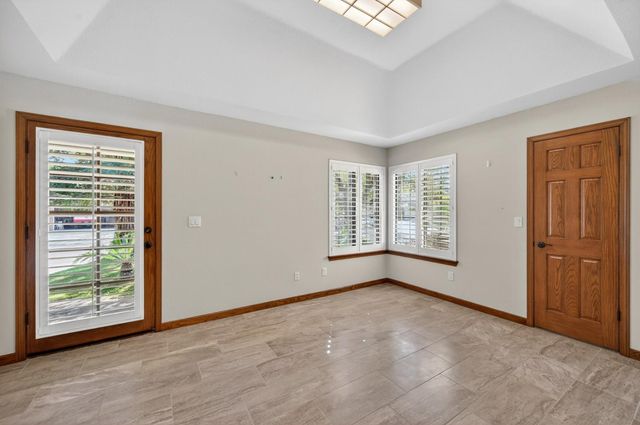 816 E Country View Circle, Fresno, CA 93730