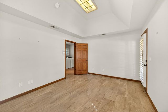 816 E Country View Circle, Fresno, CA 93730