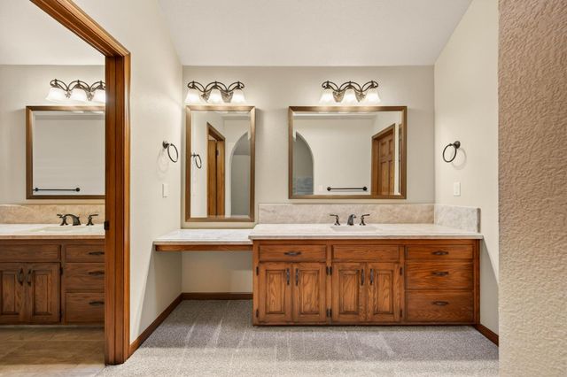 816 E Country View Circle, Fresno, CA 93730