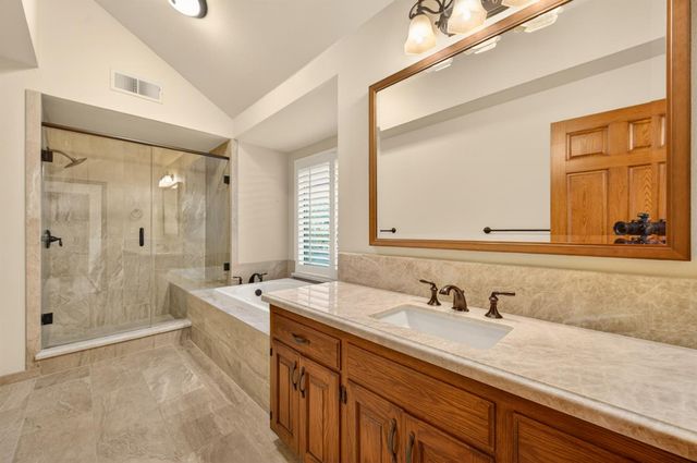 816 E Country View Circle, Fresno, CA 93730