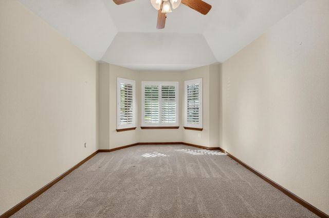 816 E Country View Circle, Fresno, CA 93730