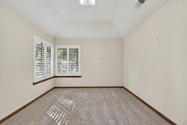 816 E Country View Circle, Fresno, CA 93730