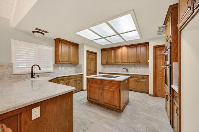 816 E Country View Circle, Fresno, CA 93730