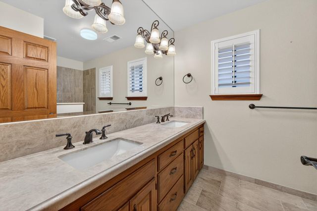 816 E Country View Circle, Fresno, CA 93730