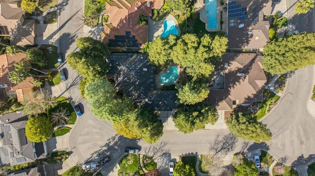 816 E Country View Circle, Fresno, CA 93730