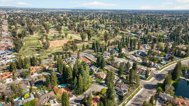 816 E Country View Circle, Fresno, CA 93730