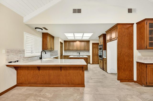 816 E Country View Circle, Fresno, CA 93730