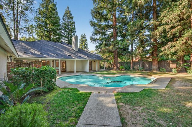 816 E Country View Circle, Fresno, CA 93730