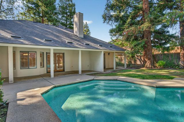 816 E Country View Circle, Fresno, CA 93730