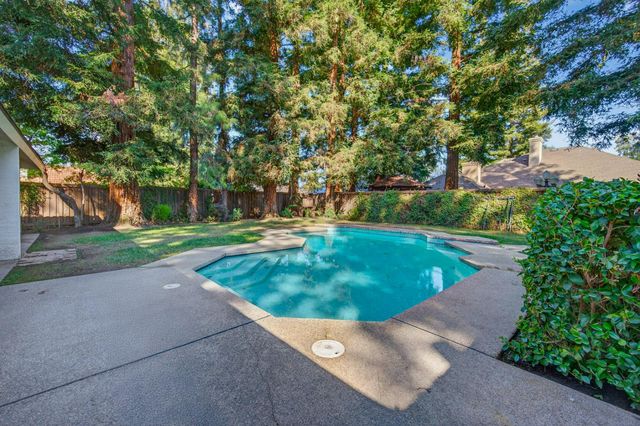 816 E Country View Circle, Fresno, CA 93730