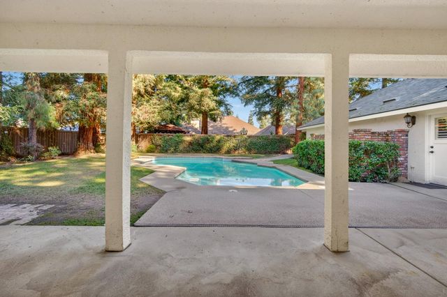 816 E Country View Circle, Fresno, CA 93730